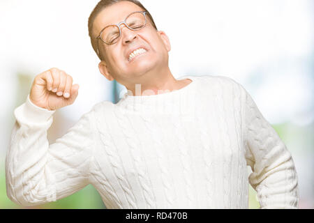 L'âge moyen de l'homme arabes portant des lunettes au fond isolé qui remonte, fatigué et détendue, de somnolence et bâillements pour tôt le matin Banque D'Images
