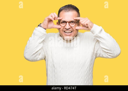 L'âge moyen de l'homme arabes portant des lunettes au fond isolé d'essayer d'ouvrir les yeux avec les doigts, de somnolence et de fatigue La fatigue du matin Banque D'Images