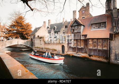 Les touristes de prendre une promenade en bateau à travers le centre-ville historique de Bruges, province de Flandre occidentale, Belgique Banque D'Images