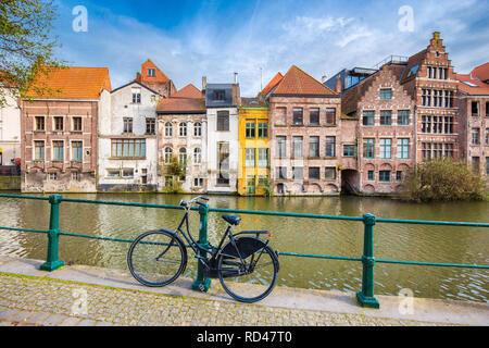 Belle vue sur la ville historique de Gand avec des bâtiments colorés et vieux vélo, région flamande, Belgique Banque D'Images
