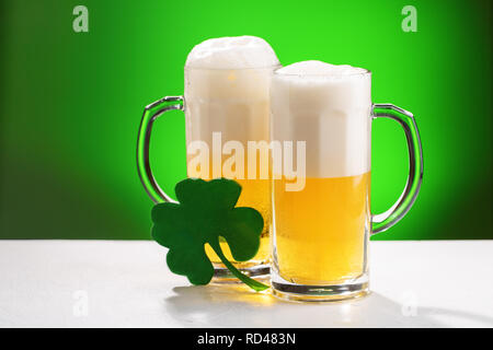 Deux chopes de bière. Concept pour la Saint-Patrick. Banque D'Images