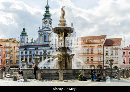 La fontaine de Samson et de la mairie de Přemysl Otakar II Town Square, Ceske Budejovice, République Tchèque Banque D'Images