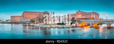 Vue panoramique sur le centre-ville de Stockholm avec le célèbre Palais Royal et musée médiéval de Stockholm, au crépuscule, en Suède, Scandinavie Banque D'Images