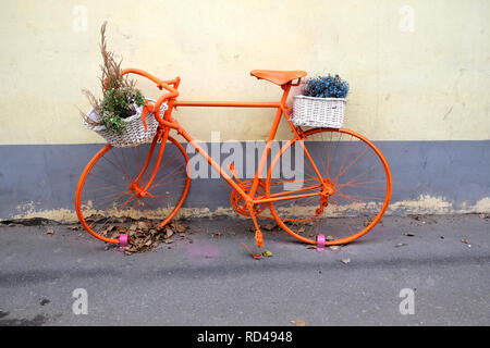 Style rétro sport location de couleur orange avec des paniers de fleurs pour décoration piscine près du mur vue avant Banque D'Images