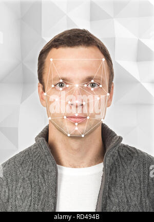 Portrait de jeune homme européen avec système de reconnaissance faciale sur le visage de grille Banque D'Images