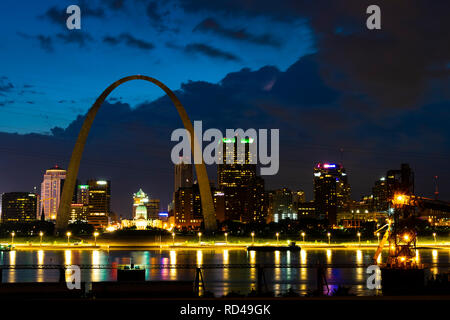 Saint Louis, MO, États-Unis - 19 mai 2018 : coup de centre-ville de Saint Louis, Missouri présentant le passage de St Louis. Banque D'Images