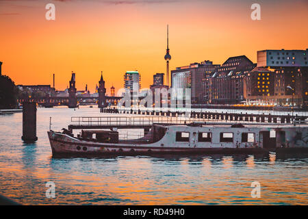 Vue panoramique sur les toits de Berlin avec célèbre tour de la télévision et l'Oberbaum Bridge avec old ship wreck gisant dans la rivière Spree au crépuscule, Berlin, Allemagne Banque D'Images