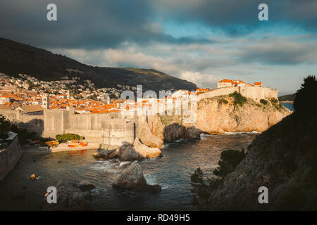 Belle vue panoramique de la ville historique de Dubrovnik, dans la belle lumière du soir au coucher du soleil d'or, la Dalmatie, Croatie Banque D'Images