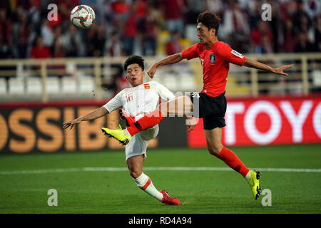 16 janvier 2019, Stade Al-Nahyan, Abu Dhabi, Émirats arabes unis ; football coupe d'Asie de l'AFC, de Corée du Sud par rapport à la Chine ; Lee Chung-yong Jin défis de Corée du Sud de la Chine Jingdao Banque D'Images