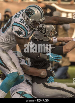 Oakland, Californie, USA. 27 Nov, 2016. Le secondeur extérieur Carolina Panthers Thomas Davis (58) sacs Oakland Raiders Quarterback Matt (14 McGloin) le dimanche 27 novembre 2016, à l'O.co Coliseum à Oakland, Californie. Les raiders défait les Panthers 35-32. Crédit : Al Golub/ZUMA/Alamy Fil Live News Banque D'Images