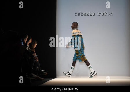 Berlin, Allemagne. 16 janvier, 2019. Un modèle présente la mode du designer 'Rebekka Ruetz' dans l'E-Werk. Les collections de l'automne/hiver 2019/2020 sera présenté à Berlin Fashion Week. Credit : Britta Pedersen/dpa-Zentralbild/dpa/Alamy Live News Banque D'Images