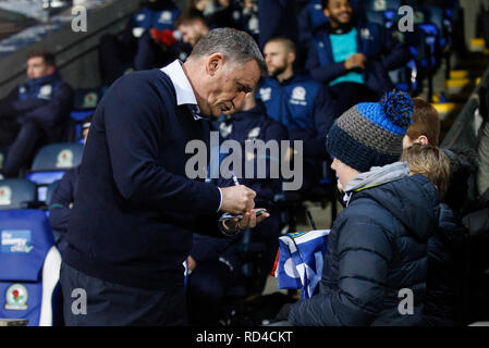 Les Blackburn Rovers Manager Tony Mowbray, signe des autographes pour les fans avant de la FA Cup troisième ronde replay entre Blackburn Rovers et Newcastle United à Ewood Park, le 15 janvier 2019 à Blackburn, Angleterre. (Photo de Daniel Chesterton/phcimages.com) Banque D'Images