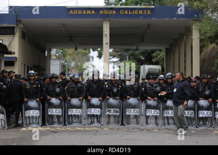 Aguas Calientes, Guatemala. 16 janvier, 2019. Les policiers sont debout à l'Aguas Calientes, passage de la frontière entre le Honduras et le Guatemala lorsque des centaines de migrants en provenance du Honduras arrive au passage. Une caravane de migrants ont quitté la ville de San Pedro Sula. Selon le gouvernement du Honduras, 700 personnes sont entrées au Guatemala avec et sans les papiers nécessaires. Credit : Morena Perez Joachin/dpa/Alamy Live News Banque D'Images