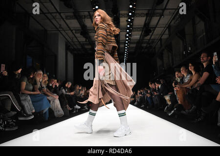 Berlin, Allemagne. 16 janvier, 2019. Un modèle présente la mode du designer 'Rebekka Ruetz' dans l'E-Werk. Les collections de l'automne/hiver 2019/2020 sera présenté à Berlin Fashion Week. Credit : Britta Pedersen/dpa-Zentralbild/dpa/Alamy Live News Banque D'Images