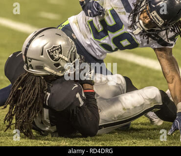 Oakland, Californie, USA. Août 31, 2017. Oakland Raiders wide receiver Keon Hatcher (14) passe de touché, comme Seattle Seahawks tournant retour Mike Davis (39) marteaux lui sur Jeudi, 31 août, 2017, au Oakland-Alameda County Coliseum, Oakland, Californie. Les Seahawks défait les Raiders dans un match pré-saison 17-13. Crédit : Al Golub/ZUMA/Alamy Fil Live News Banque D'Images