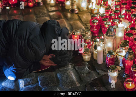 Varsovie, Mazowieckie, Pologne. 16 janvier, 2019. Un homme s'allongea dans le centre de la réalisation des bougies en forme de coeur la mort de feu le maire de Gdansk Pawe ? Adamowicz. Un coeur de bougies sur la place du château a été créé par des citoyens de Varsovie, le mercredi soir. Une fois de plus, ils ont rendu hommage à Pawe ? L'Assassiné Adamowicz, maire de la ville de Gda ?sk. Credit : Attila Husejnow SOPA/Images/ZUMA/Alamy Fil Live News Banque D'Images