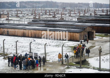 Oswiecim, Pologne. 16 janvier, 2019. Visiteurs vu marchant à travers l'ancien camp de la mort nazi d'Auschwitz-Birkenau allemand.La Journée du souvenir de l'Holocauste aura lieu le 27 janvier, où les survivants sera présent à la 74e anniversaire de la libération d'Auschwitz de célébrations. Credit : Omar Marques/SOPA Images/ZUMA/Alamy Fil Live News Banque D'Images