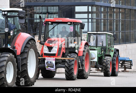 Erfurt, Allemagne. 17 Jan, 2019. Les agriculteurs de Thuringe avec leurs tracteurs de protestation devant le parlement de Thuringe contre la vente de terres à des investisseurs. Ils prennent également part à une manifestation le 19 janvier à Berlin. Crédit : Martin Schutt/dpa-Zentralbild/dpa/Alamy Live News Banque D'Images