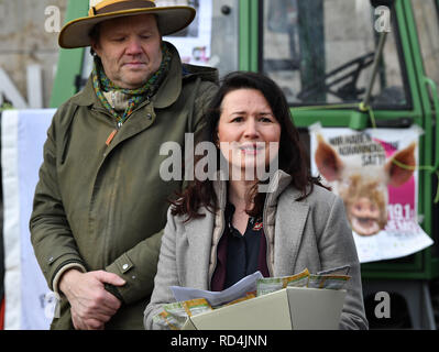 Erfurt, Allemagne. 17 Jan, 2019. Anja Siegesmund (Bündnis90/Die Grünen) de Thuringe, Ministre de l'environnement, de l'énergie et la conservation de la nature, et Michael Grolm, Président de l'Arbeitsgemeinschaft Bäuerliche Landwirtschaft Mitteldeutschland (ABL), se tiennent côte à côte dans le Thüringer Landtag protester contre la vente de terres à des investisseurs. Les agriculteurs ont également pris part à une manifestation le 19 janvier à Berlin. Crédit : Martin Schutt/dpa-Zentralbild/dpa/Alamy Live News Banque D'Images