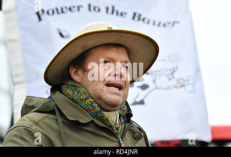 Erfurt, Allemagne. 17 Jan, 2019. Michael Grolm, président de l'Arbeitsgemeinschaft Bäuerliche Landwirtschaft Mitteldeutschland (ABL), prend la parole à la protestation des agriculteurs de Thuringe contre la vente de terres à des investisseurs avant le parlement de Thuringe. Les agriculteurs ont également pris part à une manifestation le 19 janvier à Berlin. Crédit : Martin Schutt/dpa-Zentralbild/dpa/Alamy Live News Banque D'Images