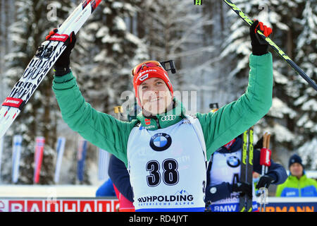 Inzell, Allemagne . 17 Jan, 2019. Benedikt DOLL (GER), la jubilation, la joie, l'enthousiasme, cérémonie fleurs, action, image unique, seule coupe motif, la moitié de la figure, la moitié de la figure. 10 km sprint des hommes, les hommes sur 17.01.2019. Coupe du monde de Biathlon IBU 2019 à Ruhpolding, saison 2018/19 | Conditions de crédit dans le monde entier : dpa/Alamy Live News Banque D'Images