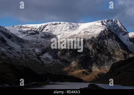 Galles. 17 Jan 2019. Météo France : dans les collines enneigées de la vallée de l'Ogwen de Snowdonia National Park, au nord du Pays de Galles le Jeudi, Janvier 17, 2019. Crédit : Christopher Middleton/Alamy Live News Banque D'Images