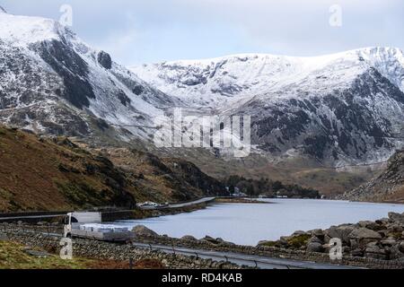 Galles. 17 Jan 2019. Météo France : dans les collines enneigées de la vallée de l'Ogwen de Snowdonia National Park, au nord du Pays de Galles le Jeudi, Janvier 17, 2019. Crédit : Christopher Middleton/Alamy Live News Banque D'Images