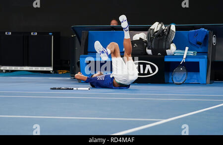 Melbourne, Australie. 17 Jan, 2019. Novak Djokovic la Serbie tombe vers le bas pendant la masculin deuxième tour contre Novak Djokovic de France à l'Open d'Australie à Melbourne, Australie, le 17 janvier 2019. Credit : Bai Xuefei/Xinhua/Alamy Live News Banque D'Images