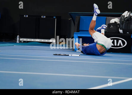 Melbourne, Australie. 17 Jan, 2019. Novak Djokovic la Serbie tombe vers le bas pendant la masculin deuxième tour contre Novak Djokovic de France à l'Open d'Australie à Melbourne, Australie, le 17 janvier 2019. Credit : Bai Xuefei/Xinhua/Alamy Live News Banque D'Images