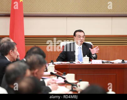 (190117) -- BEIJING, le 17 janvier 2019 (Xinhua) -- Le Premier ministre chinois Li Keqiang, également membre du Comité permanent du Bureau politique du Parti communiste chinois (PCC) Comité Central, préside un colloque pour demander des avis et des suggestions sur une version préliminaire du rapport de travail du gouvernement à Beijing, capitale de Chine, le 17 janvier 2019. Le colloque a rassemblé des dirigeants des partis non communistes, la Fédération de l'Industrie et du Commerce et de représentants de personnalités sans affiliation politique. Han Zheng, membre du Comité permanent du Bureau politique du Banque D'Images