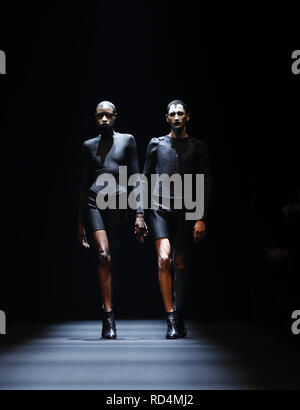 Berlin, Allemagne. 17 Jan, 2019. Modèles affichent des créations de Richert Beil durant la Berlin Fashion Week Automne/Hiver 2019/2020 à Berlin, capitale de l'Allemagne, le 17 janvier, 2019. Credit : Binh Truong/Xinhua/Alamy Live News Banque D'Images