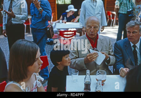 Guinée der Bundespräsident Walter Scheel und den Kindern und Mildred Ehefrau Simon Martin und Andrea Gwendoline bei einem Besuch im Zoo de Berlin, Deutschland 1980. L'ancien président fédéral allemand Walter Scheel visiter le zoo de Berlin avec son épouse Mildred et les enfants Andrea Gwendoline et Simon Martin, Allemagne 1980. Banque D'Images