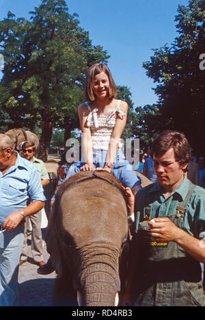 Guinée der Bundespräsident Walter Scheel und Familie bei einem Besuch im Zoo de Berlin, Deutschland 1980. L'ancien président fédéral allemand Walter Scheel visiter le zoo de Berlin avec sa famille, de l'Allemagne 1980. Banque D'Images