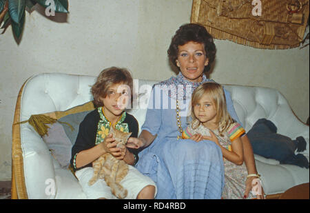 Prinzessin Maria Beatrice von Savoyen mit den beiden Kindern und Raffaelo Assea à Cuernavaca, Mexique 1979. La princesse Maria Béatrice de Savoie avec ses enfants et Raffaelo Assea à Cuernavaca, Mexique 1979. Banque D'Images