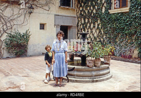 Prinzessin Maria Beatrice von Savoyen mit Sohn Raffaelo à Cuernavaca, Mexique 1979. La princesse Maria Béatrice de Savoie avec son fils Raffaelo à Cuernavaca, Mexique 1979. Banque D'Images