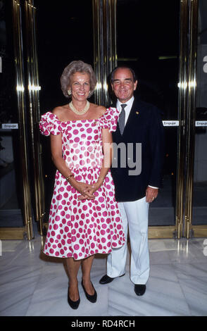 Rudolf Graf und Herr von Schönburg Glauchau mit Gemahlin Marie Louise à Marbella, Espagne 1995. Rudolf Comte de Schoenburg Glauchau avec son épouse Marie Louise à Marbella, Espagne 1995. Banque D'Images