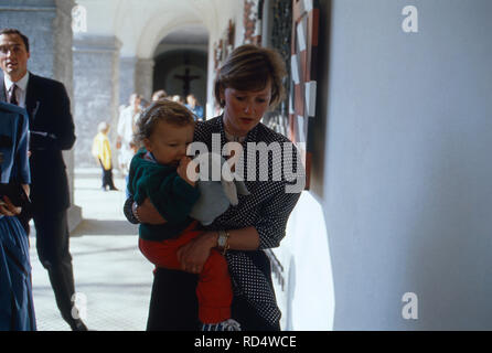 Prinzessin Astrid von Habsburg-Lothringen, geb. von Belgien, mit den Kindern Joachim, Maria Laura und Luisa Maria à Bruxelles, 2000. La Princesse Astrid von Habsburg Lothringen, née de la Belgique avec les enfants Joachim, Maria Laura et Luisa Maria à Bruxelles, 2000. Banque D'Images