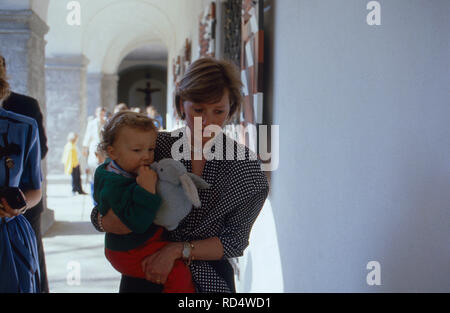 Prinzessin Astrid von Habsburg-Lothringen, geb. von Belgien, mit den Kindern Joachim, Maria Laura und Luisa Maria à Bruxelles, 2000. La Princesse Astrid von Habsburg Lothringen, née de la Belgique avec les enfants Joachim, Maria Laura et Luisa Maria à Bruxelles, 2000. Banque D'Images