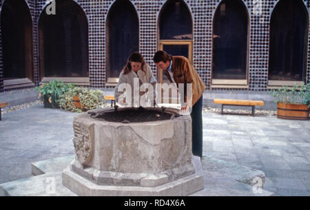 Michael Prinz von und Preußen Ehefrau Jutta im Anbaugebiet Tokaj, Hongrie 1978. Michael Prince de Prusse et son épouse Jutta à Tokaj, Hongrie 1978. Banque D'Images