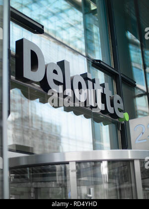 BERLIN, ALLEMAGNE - Juillet 2018 : la signalisation des bureaux de Deloitte au-dessus de la porte de leur immeuble de Berlin Banque D'Images