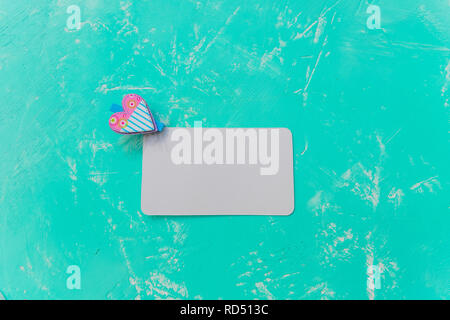 Clothespin colorés avec forme de coeur design et feuille de papier blanc .carte de la Saint-Valentin isolé sur fond bleu.Espace pour texte.Valentines ou décor de mariage contexte concept.et romantique Banque D'Images