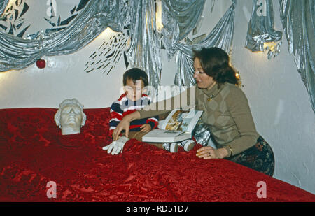 Diane Herzogin von Württemberg mit Sohn Michael dans der Freizeit auf Schloss Altshausen, Deutschland 1983. Diane Duchesse de Wurtemberg avec fils Michael ayant quelque temps en privé à Altshausen château, Allemagne 1983. Banque D'Images