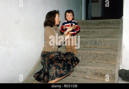 Diane Herzogin von Württemberg mit Sohn Michael dans der Freizeit auf Schloss Altshausen, Deutschland 1983. Diane Duchesse de Wurtemberg avec fils Michael ayant quelque temps en privé à Altshausen château, Allemagne 1983. Banque D'Images