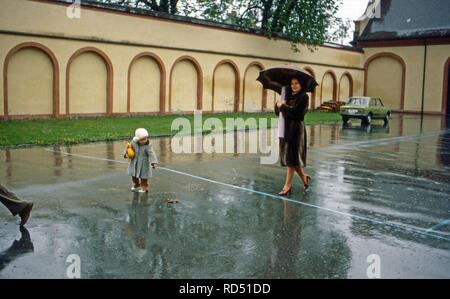 Diane Herzogin von Württemberg mit Sohn Michael dans der Freizeit auf Schloss Altshausen, Deutschland 1983. Diane Duchesse de Wurtemberg avec fils Michael ayant quelque temps en privé à Altshausen château, Allemagne 1983. Banque D'Images