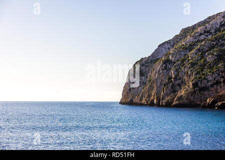 Plage La Granadella à Javea, Espagne, lors d'une journée ensoleillée Banque D'Images