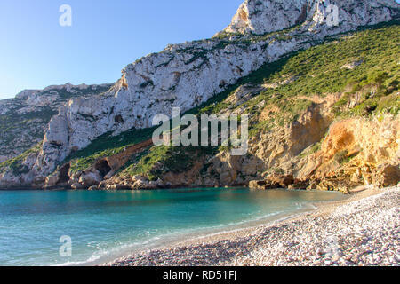 Plage La Granadella à Javea, Espagne, lors d'une journée ensoleillée Banque D'Images