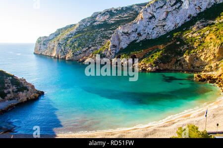 Plage La Granadella à Javea, Espagne, lors d'une journée ensoleillée Banque D'Images