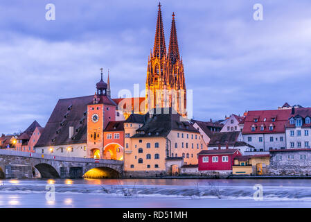 Regensburg, Allemagne, pont de pierre historique, tour du pont et des bâtiments dans la soirée. Banque D'Images