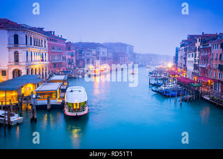 Venite, Italie - Nuit image avec Ponte di Rialto, le plus ancien pont enjambant le Grand Canal, Venise. Banque D'Images