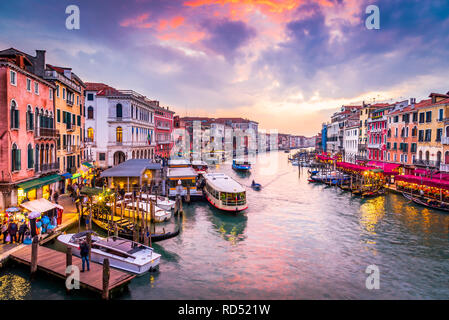 Venite, Italie - l'image de nuit avec Grand Canal, le plus vieux pont de Rialto, Venise. Banque D'Images